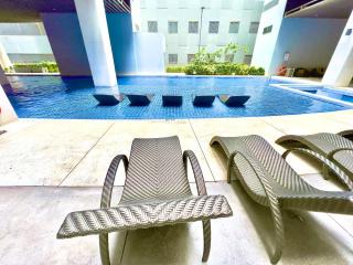 Keyless Entry Executive 2BR with King Bed, Jacuzzi Pool, Live TV & HBO Max, Fast WiFi, Free Parking Near MOA - Manila - 7