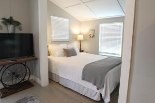 Cozy Apartment Overlooking Downtown and Park NO KIDS, NO PETS - 9