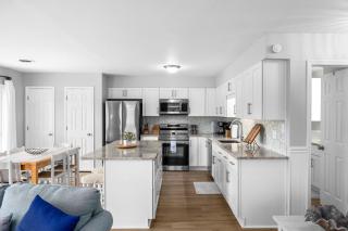 Charming 3 BR ,Oceanview Condo located in Surfside! - 2