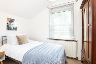 Single Room with a shared Kitchen and bathroom in a 5-Bedroom House at Hanwell - 9