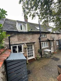 Grade II listed Cottage in Oundle with private courtyard - 1
