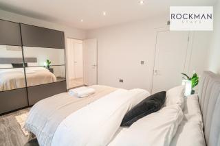 Royal Oak 3 - FREE PARKING - Perfect for Contractors - 2 Bedroom - 2 Bathroom - Fast Wi-fi - Long Term Stays - - Brentwood - 8