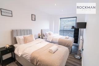 Royal Oak 3 - FREE PARKING - Perfect for Contractors - 2 Bedroom - 2 Bathroom - Fast Wi-fi - Long Term Stays - - Brentwood - 6