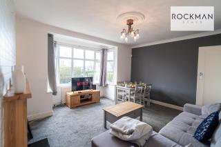 5 Bed Apartment Close To Beach with Off-street parking - Perfect for Contractors - Fast Wi-Fi - Dining Tale - Close to beach - 1