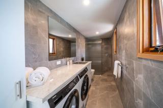 Jupiter & Neptune - In-ground Pool & Mini Bar - Thebarton - 9