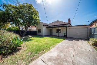 Jupiter & Neptune - In-ground Pool & Mini Bar - Thebarton - 2