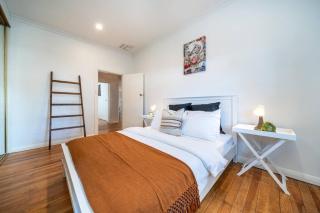 Jupiter & Neptune - In-ground Pool & Mini Bar - Thebarton - 0