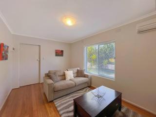 Ground floor one bedroom apartment in Elsternwick - 3