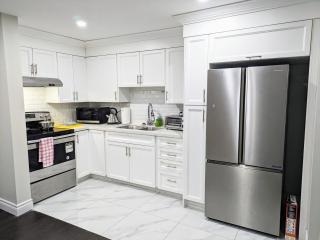 Kempsford Retreat - 2BR Near Pearson Sleeps 4 - 8