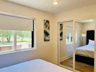 Serene Hotel Setup with Free Parking - Dallas - 2