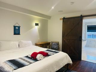 Superior Master King Ensuite Near Horseshoe Fall - Niagara Falls - 0