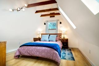 The Carriage House Chic Treetop Loft and Hot Tub - Grass Valley - 9