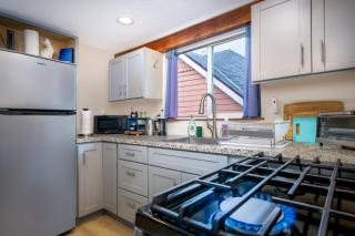 The Carriage House Chic Treetop Loft and Hot Tub - Grass Valley - 3