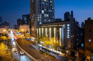 Time Traveller Boutique Hotel - Near Kunming North Railway Station, Dianchi Lake, Kunming Zoo, 10 minutes away from Chuanxingulou Subway Station, Free ice cream, mineral water, coffee, snacks and laundry service, Free GYM, English communication well - Kunming - 2