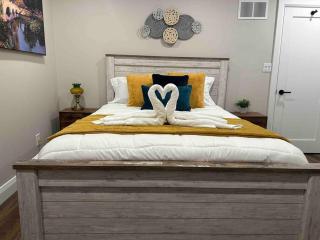 Elite Upper Deck Suites l Lake front with hot tub - Cayuga - 3