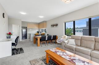 Sleek Vista Townhouse with deck and air-con - Auckland - 9
