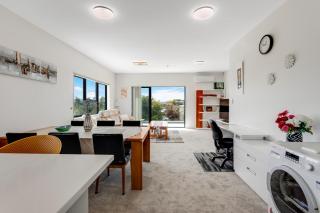 Sleek Vista Townhouse with deck and air-con - Auckland - 7