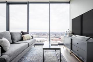 S Loop Studio w Gym 1 block from CTA Train CHI-348 - 0