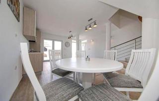 Gorgeous Apartment In Dobropoljana - 5