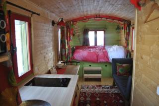 Chambre d'hôte dans Roulotte aménagée tout confort Kitchenette SDB La Fée Favie - 6