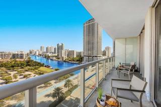 Infinite Views with Amazing Pool plus Gym, Near Beach - Hallandale Beach - 0