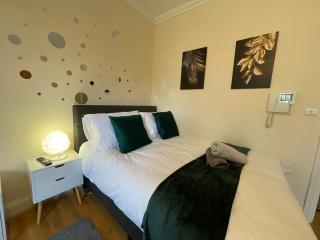 The Islington Hub Apartment - 3