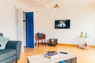 Spacious 3 Bedroom House - Sleeps 5 - Free Parking - By EKLIVING LUXE Short Lets & Serviced Accommodation - Cardiff - 9