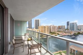 Infinite View, Balcony with Gym and Amazing Pool - Hallandale Beach - 9