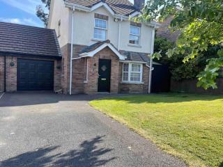Spacious 4 bedroom house with large garden - 0