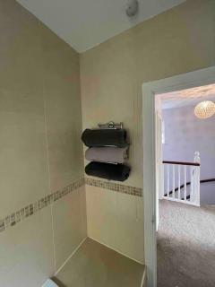 Spacious 4 bedroom house with large garden - 5