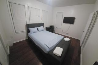 Staycation Haven Master Bedroom - Newark - 2