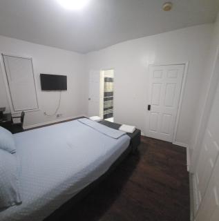Staycation Haven Master Bedroom - Newark - 1
