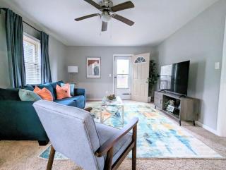 Spacious home with work space, firepit, BBQ grill - Charlotte - 5