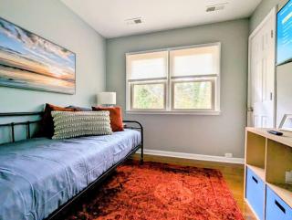 Spacious home with work space, firepit, BBQ grill - Charlotte - 3