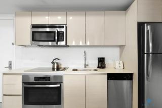 Modern Resort Retreat Steps from the Beach - Hallandale Beach - 4