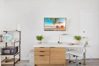 Spectacular View with Balcony, Pool, Near Beach - Hallandale Beach - 8