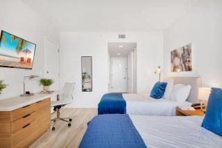Spectacular View with Balcony, Pool, Near Beach - Hallandale Beach - 4