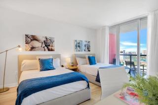 Spectacular View with Balcony, Pool, Near Beach - Hallandale Beach - 3