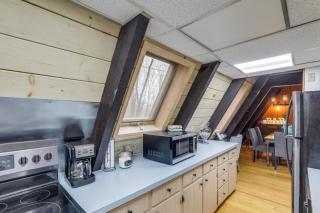 Private Hot Tub Cabin 1 Mi to Beech Mountain! - Beech Mountain - 1