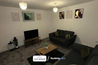 Exclusive Deal for Extended Stays by JMT Stays l Swansea Short Lets and Serviced l With Garden - 9