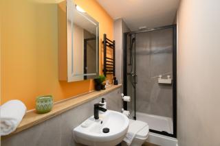 Benjamin Suite by Koya Homes - 3 Double Bedroom Apartment, Cardiff City Centre, Free Parking - Cardiff - 2