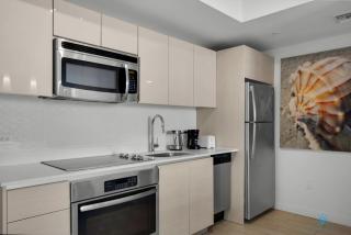 Infinite View with Balcony, Pool, Gym plus Near Beach - Hallandale Beach - 6