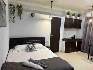 The Swing: Private Studio Room in Koregaon Park - Pune - 8