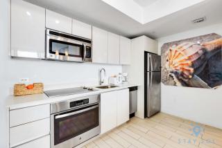 Infinite View - Balcony - Pool - Gym - Near Beach - Hallandale Beach - 9