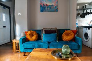 Sun Street Cottage - with log burner, jet bath and Summerhouse - 9
