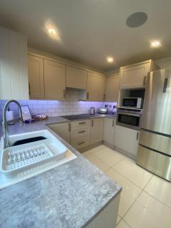 3 Bedroom House - Northampton - 3
