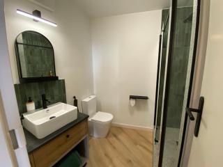 Panoramic City and Ocean Views, Pool, AC, Fibre WiFi & Secure Parking - 5