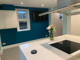 Stylish Valley Railway Cottage - Beach 1.9 Miles - 0