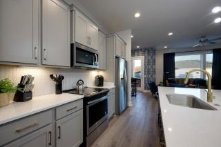 New Lux Townhome 6 mins to DT Rooftop Sleeps 12 - Nashville - 8
