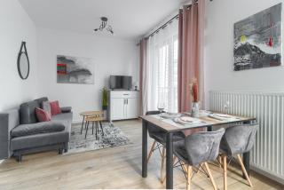M&R Apartament Airport&Business Wynalazek - fast WI-Fi - underground garage - self check-in - Netflix - 6 min from Chopin Airport - 5